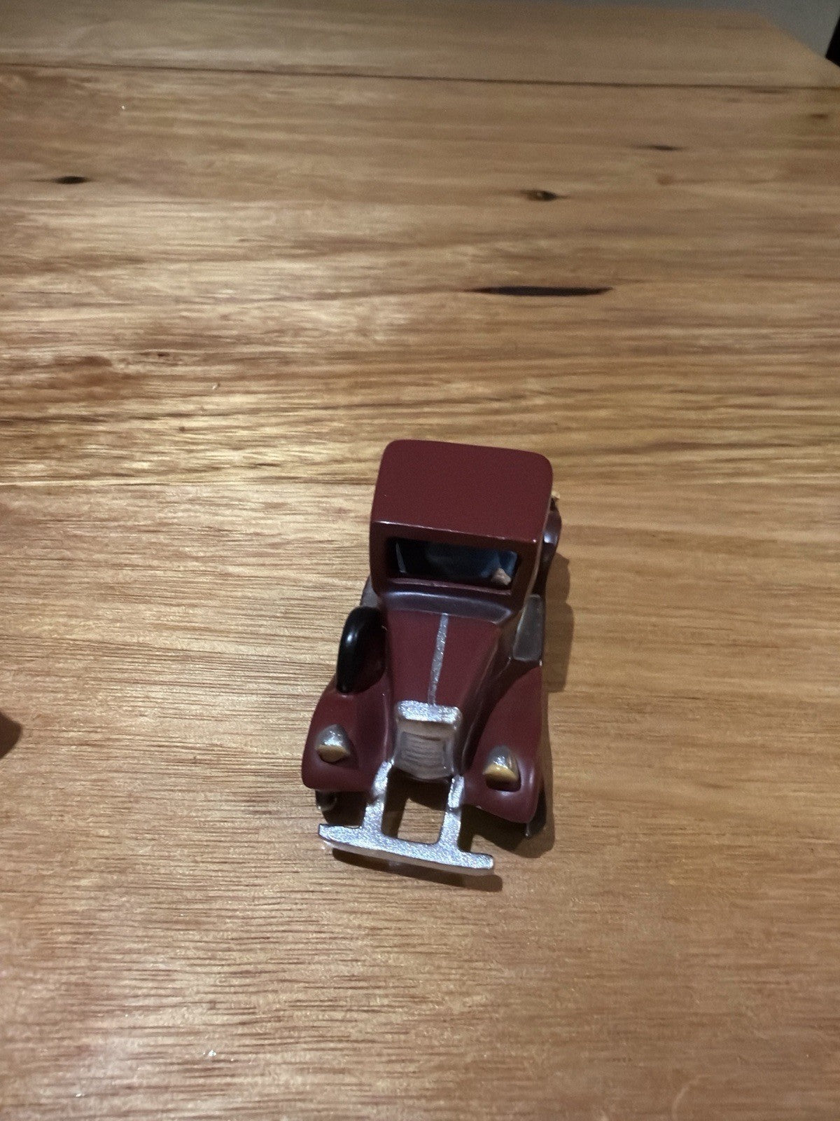 Hawthorne Village Red Car 2000 Classic Vintage Village Accessory 14-07997-002