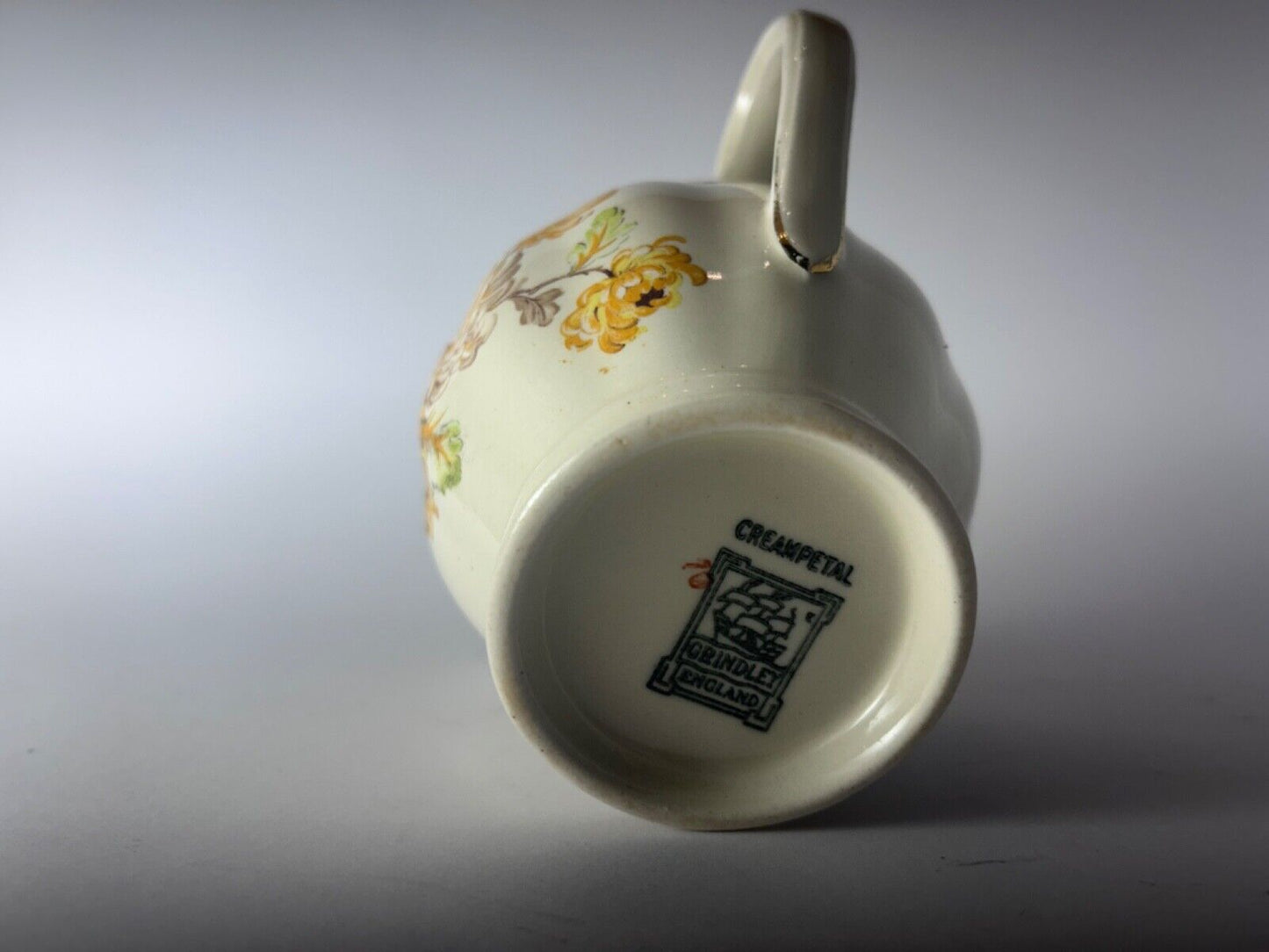VINTAGE GRINDLEY ENGLAND CREAMPETAL CREAMER Circa 1950s