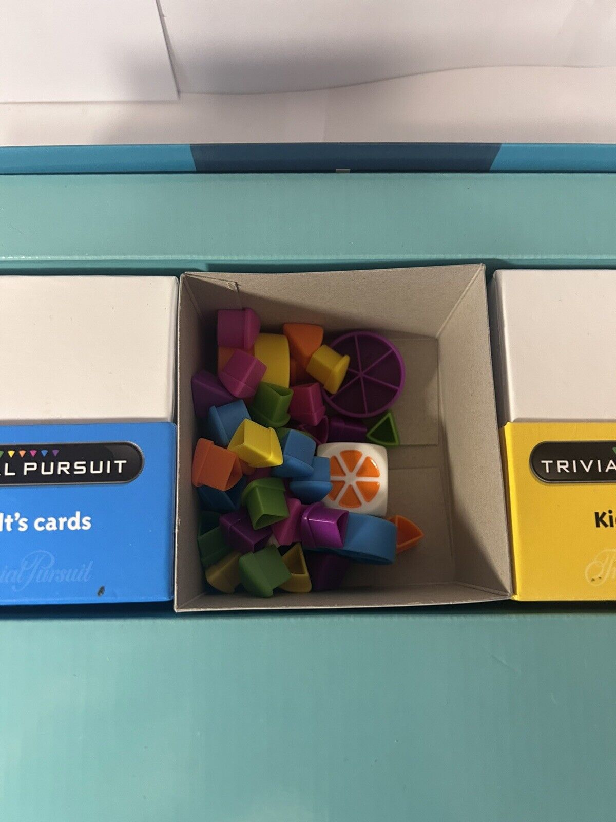'Trivial Pursuit Family Edition' Board Game (2011) COMPLETE/EUC