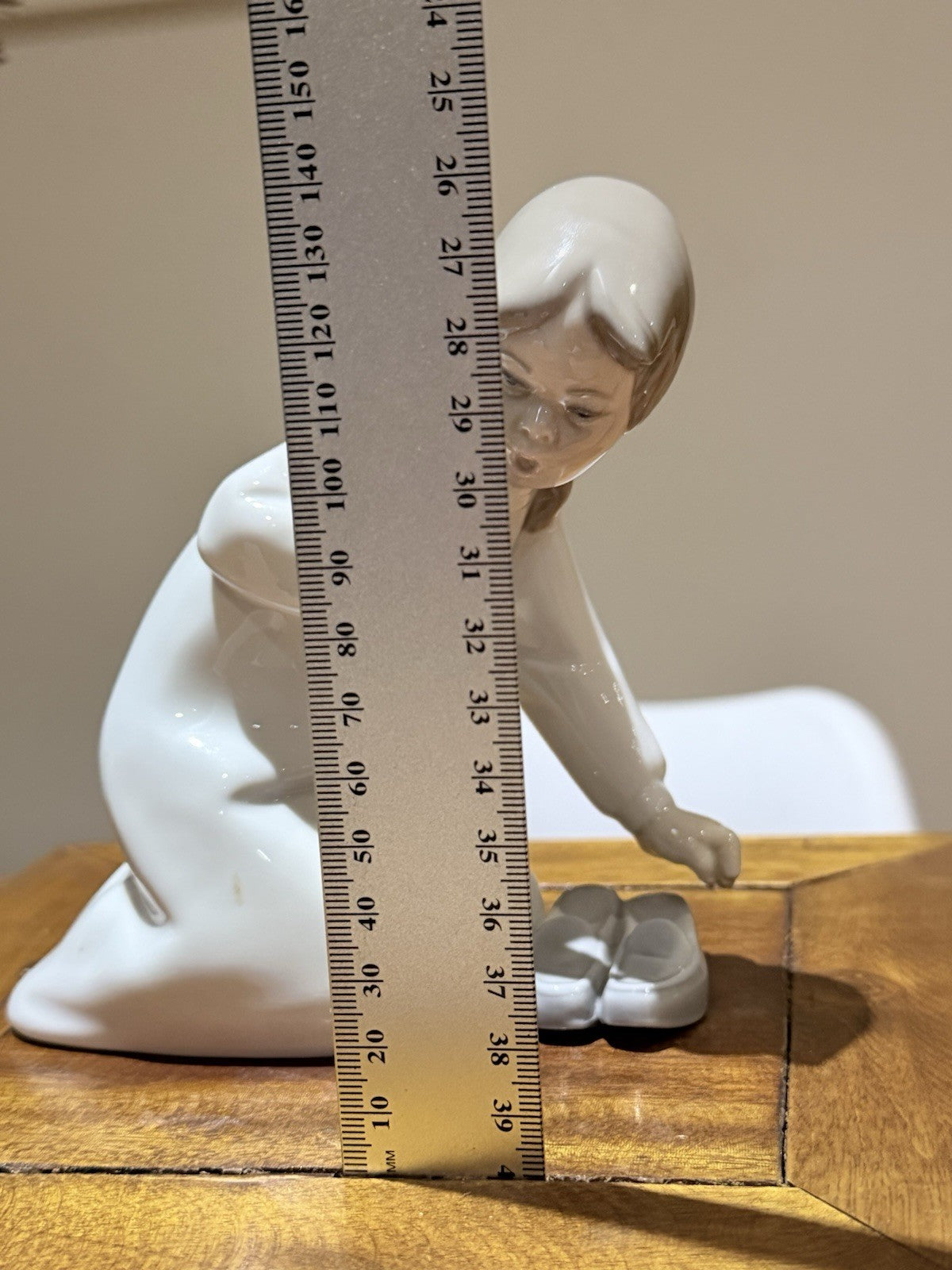 Lladro Girl Putting On Shoes Figurine Juan Huerta Spain Porcelain 5455