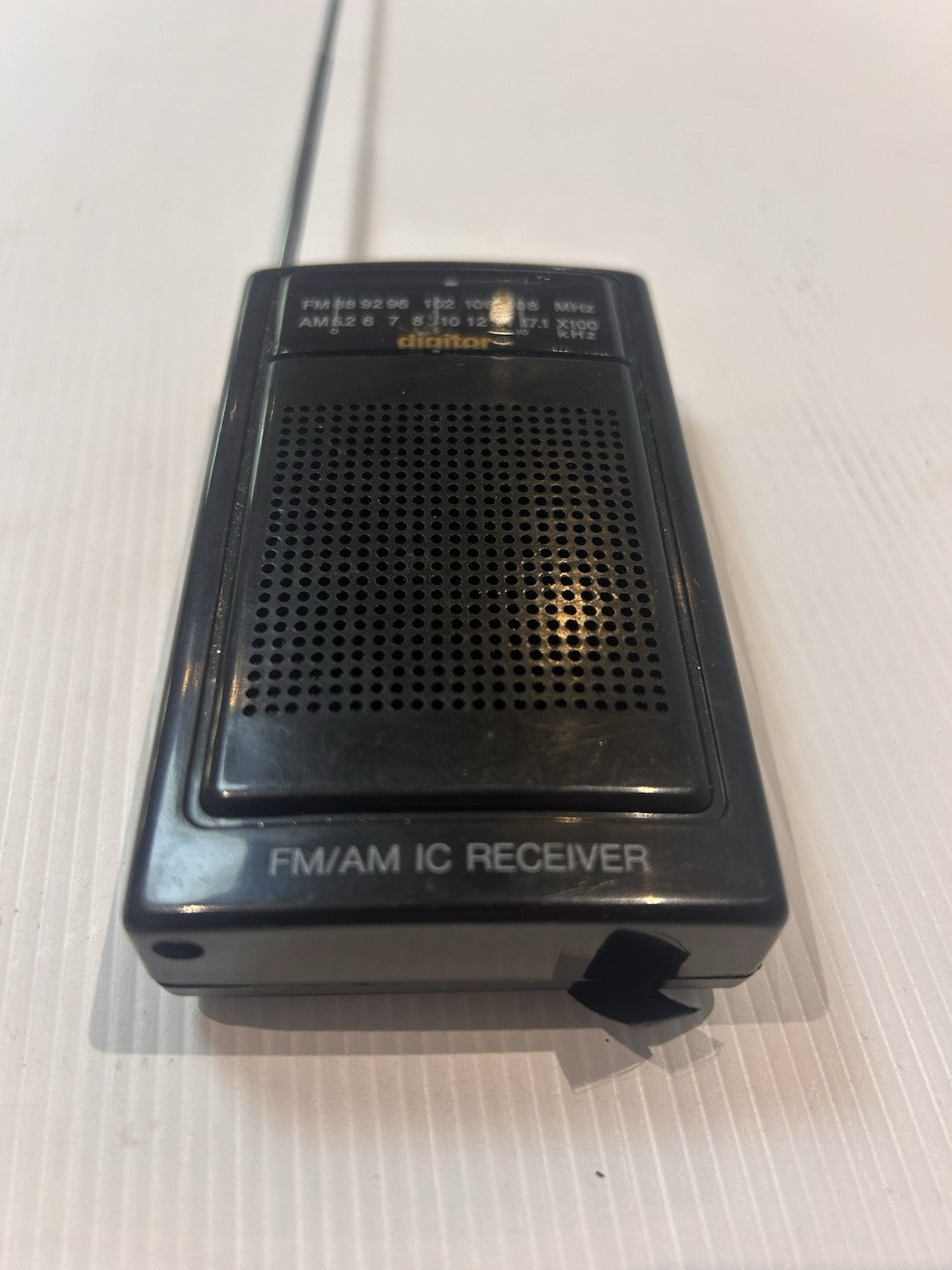 Vintage Digitor FM/AM Pocket Radio Portable Receiver Retro 1990s