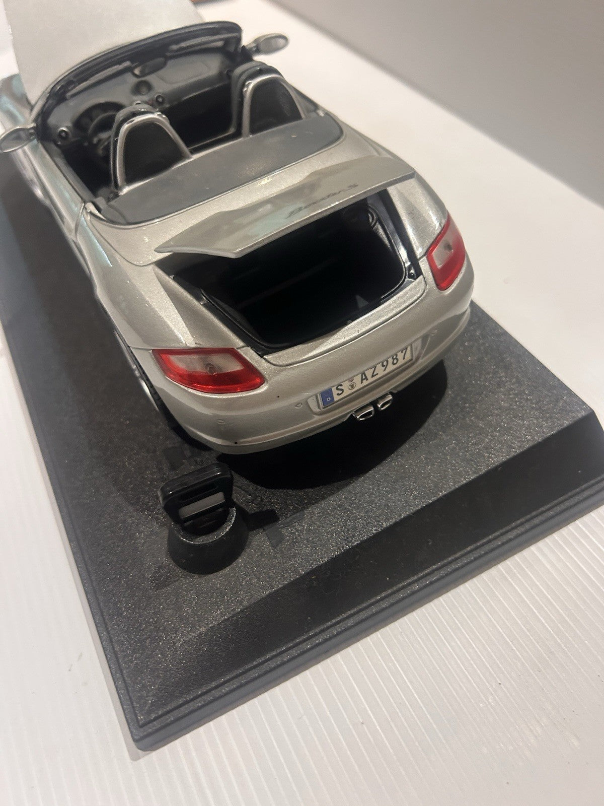 Maisto Porsche Boxster Convertible 1:18 Diecast Model Car w/ Lights Silver