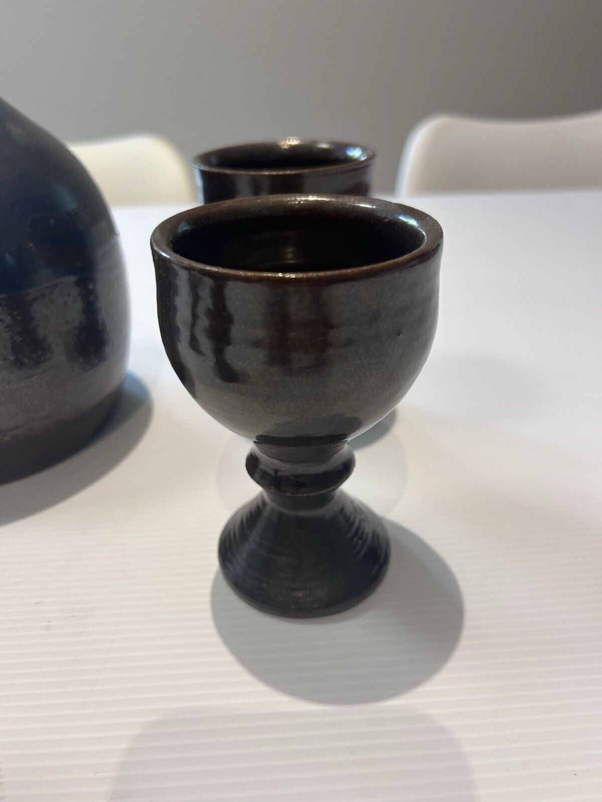 CHARLES WILTON SIGNED VINTAGE POTTERY DECANTER WITH STOPPER AND FIVE GOBLETS.