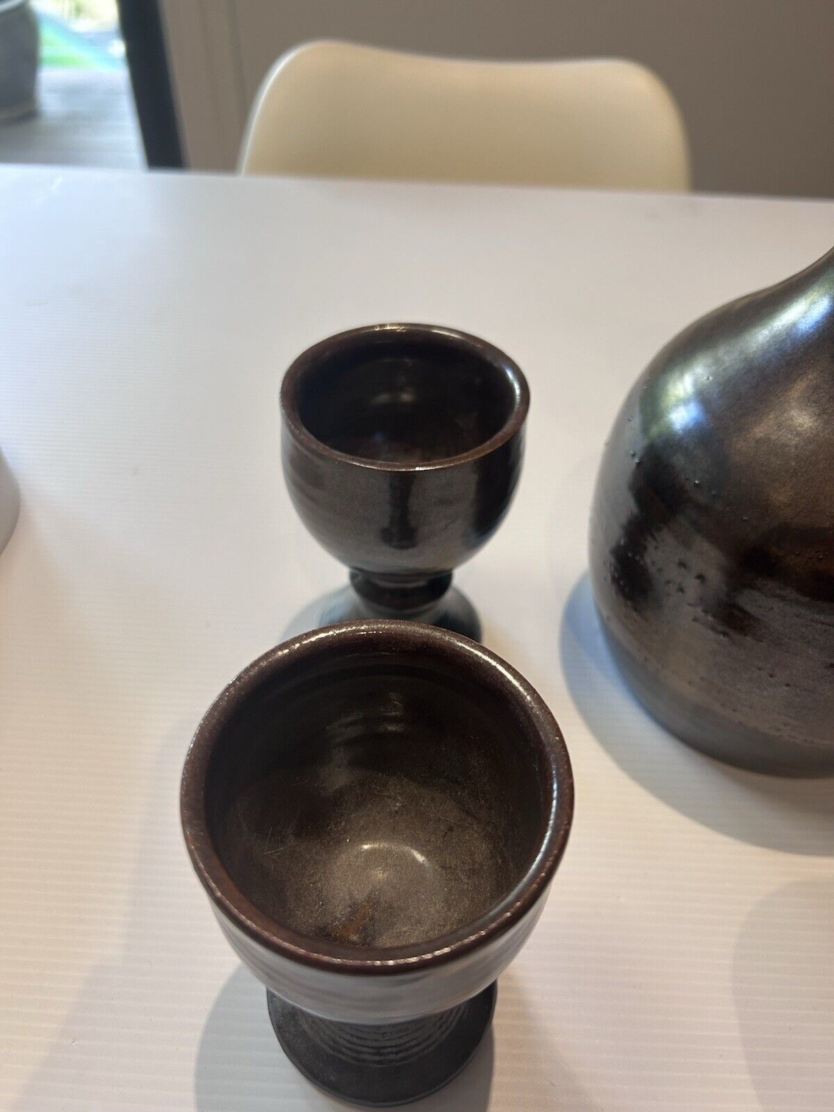 CHARLES WILTON SIGNED VINTAGE POTTERY DECANTER WITH STOPPER AND FIVE GOBLETS.