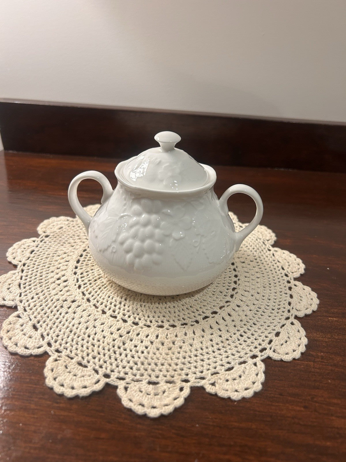 Wedgwood Strawberry & Vine Bone China Sugar Bowl with Lid England 1988