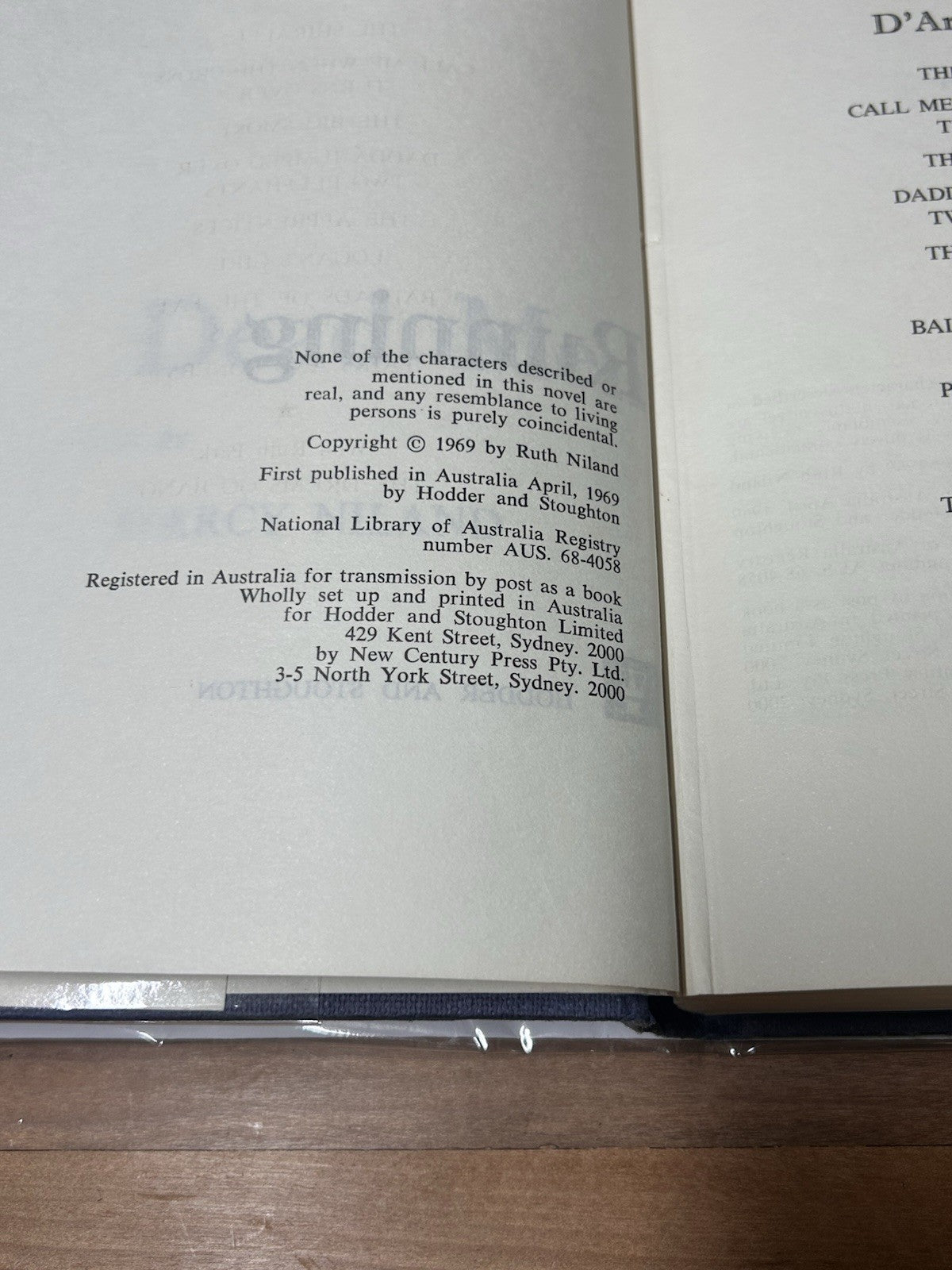 D’Arcy Niland Dead Men Running 1969 1st Ed HC DJ Hodder Australia Drysdale Art