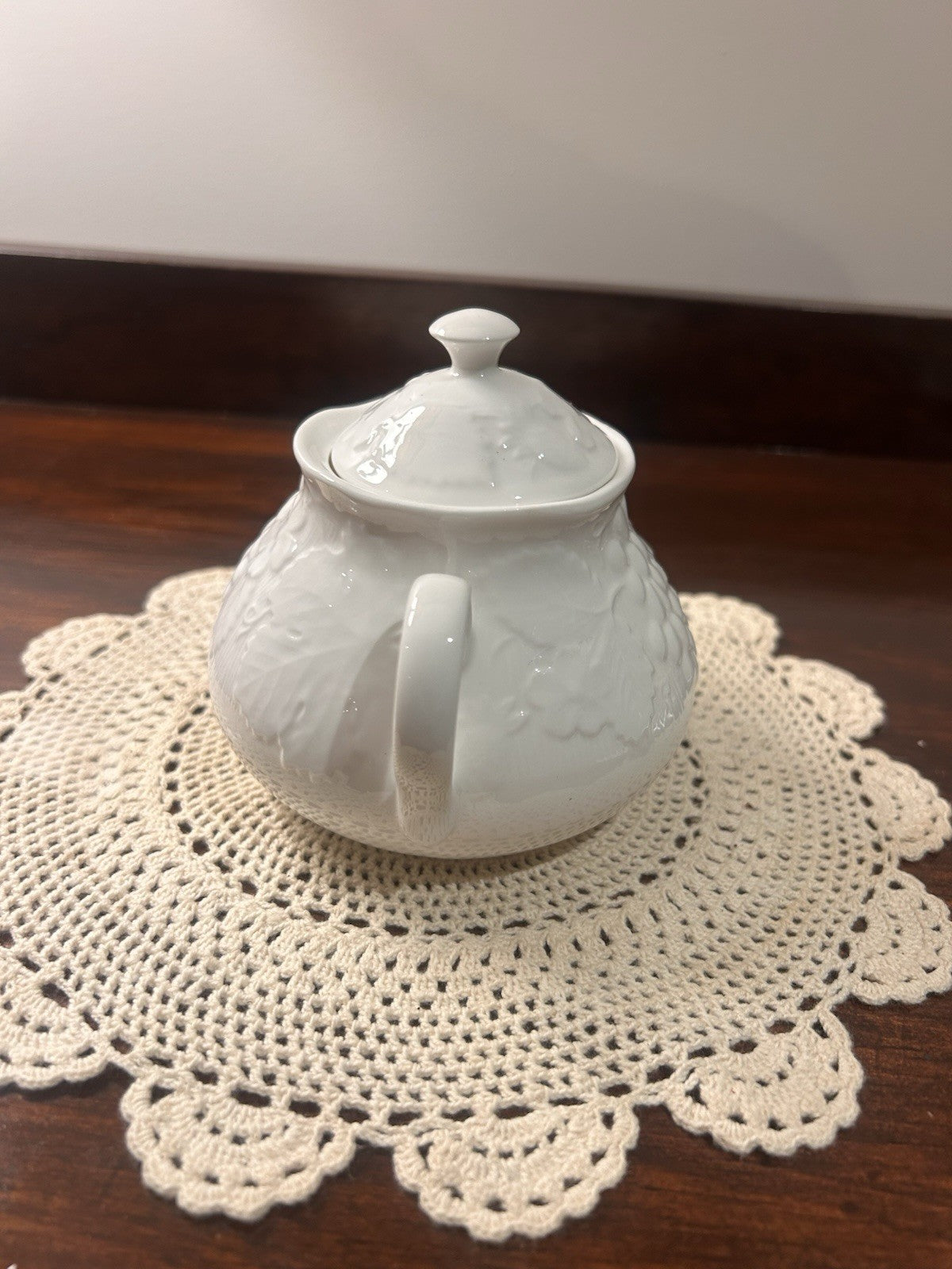 Wedgwood Strawberry & Vine Bone China Sugar Bowl with Lid England 1988