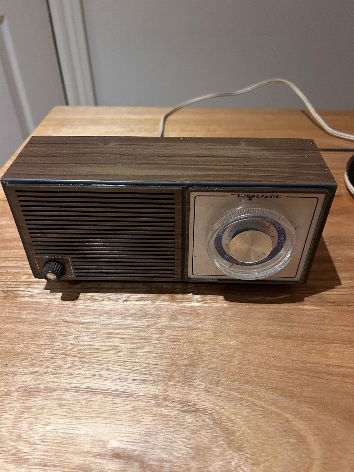 Vintage Realistic 12-679 AM Solid State Table Radio Tandy Hong Kong 240V
