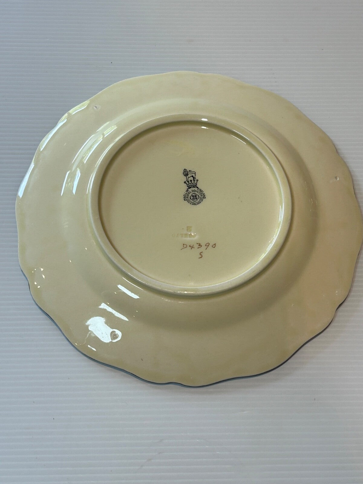 Royal Doulton - Round Plate Country Cottage Series D4390 England c.1930s