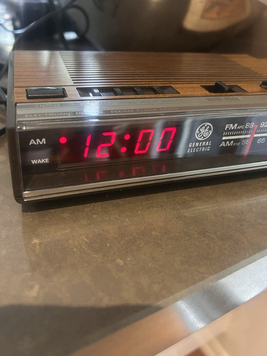 Vintage GE General Electric AM/FM Digital Clock Radio 7-4624B Clean Working