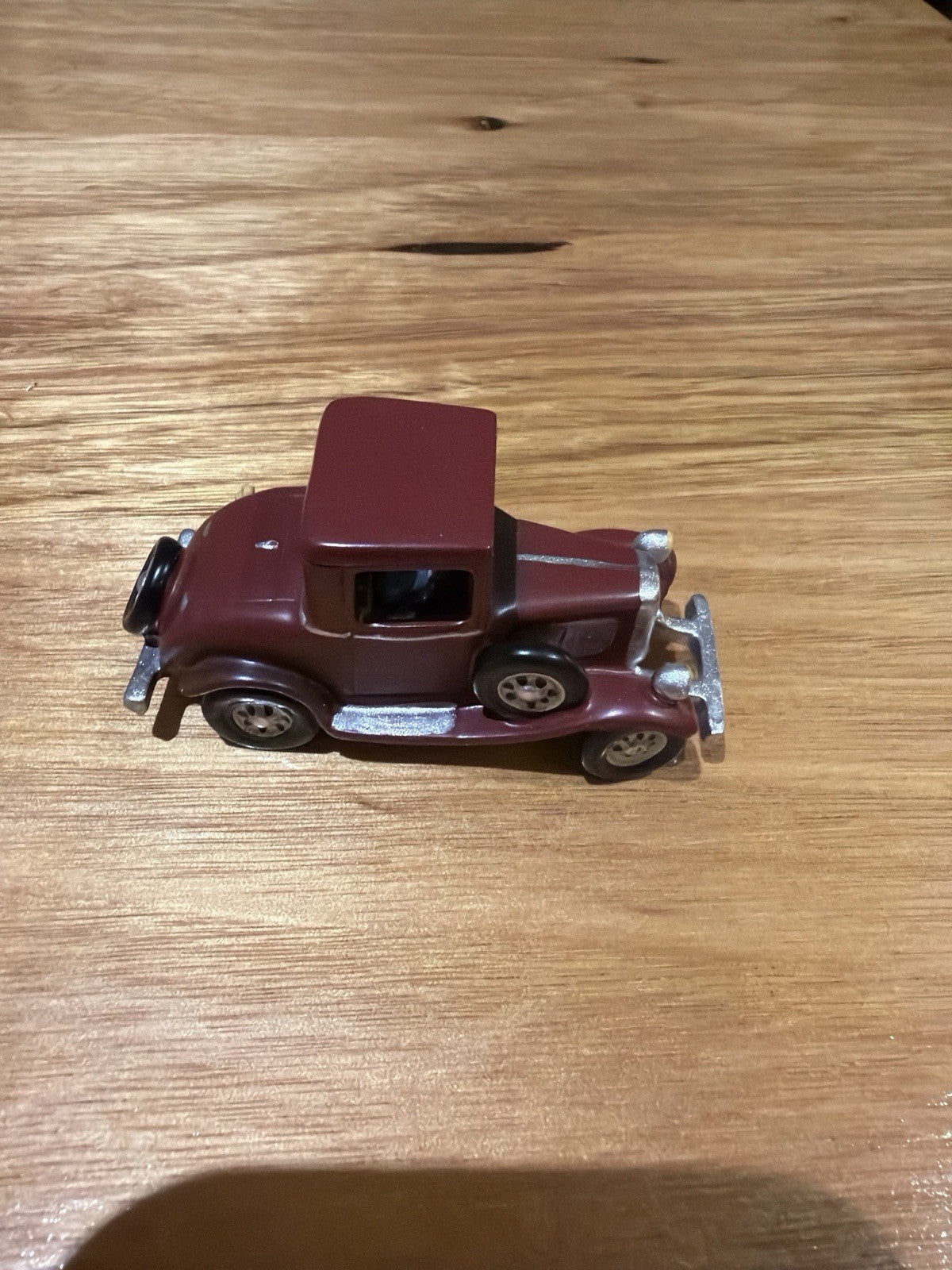 Hawthorne Village Red Car 2000 Classic Vintage Village Accessory 14-07997-002