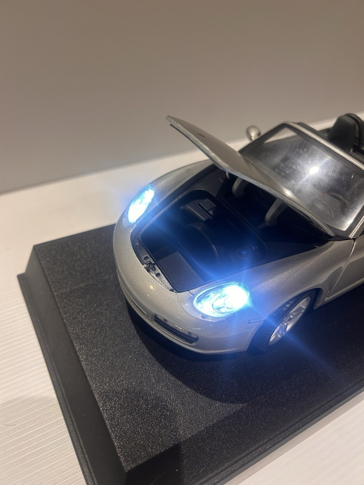 Maisto Porsche Boxster Convertible 1:18 Diecast Model Car w/ Lights Silver