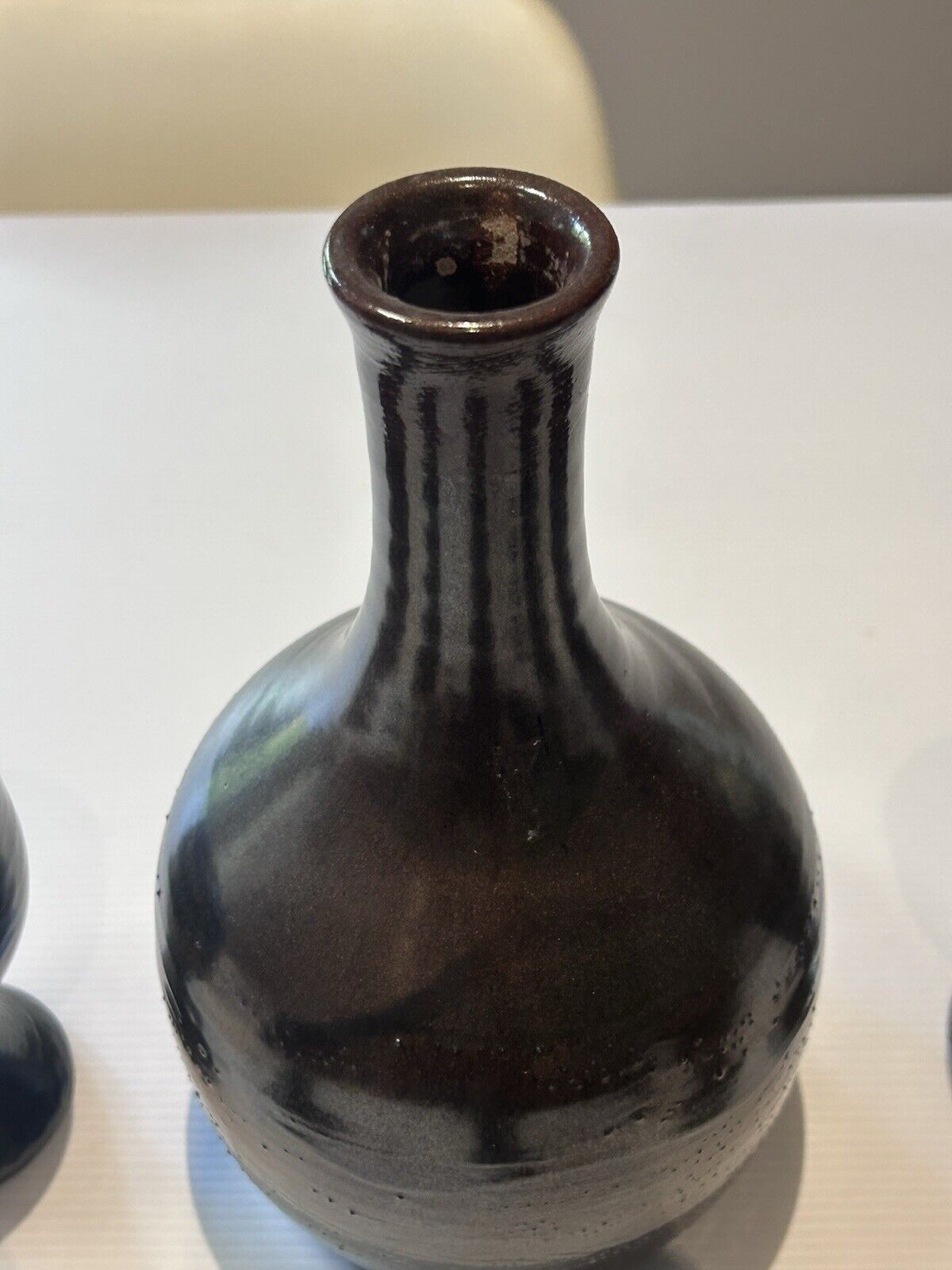 CHARLES WILTON SIGNED VINTAGE POTTERY DECANTER WITH STOPPER AND FIVE GOBLETS.