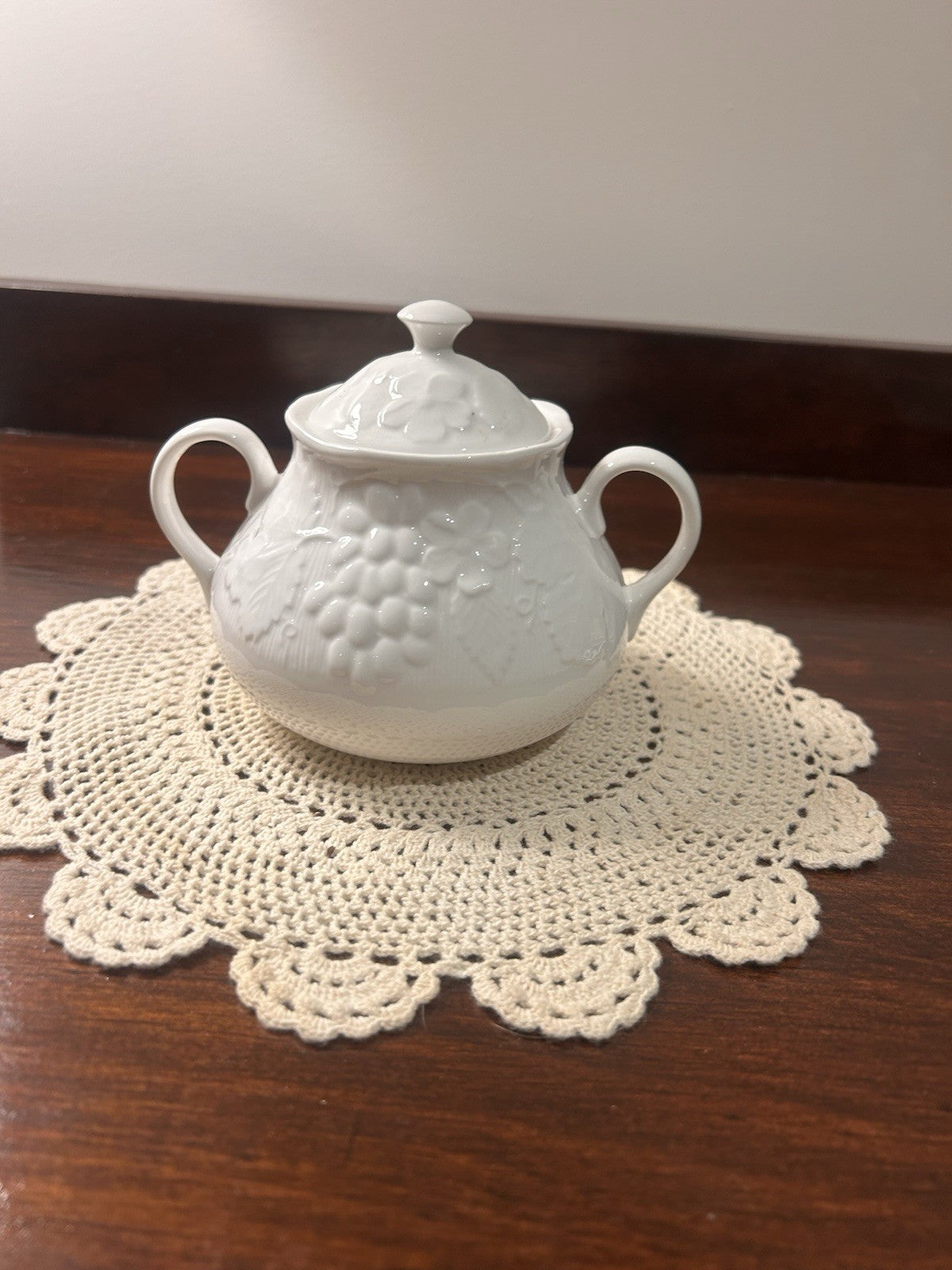 Wedgwood Strawberry & Vine Bone China Sugar Bowl with Lid England 1988