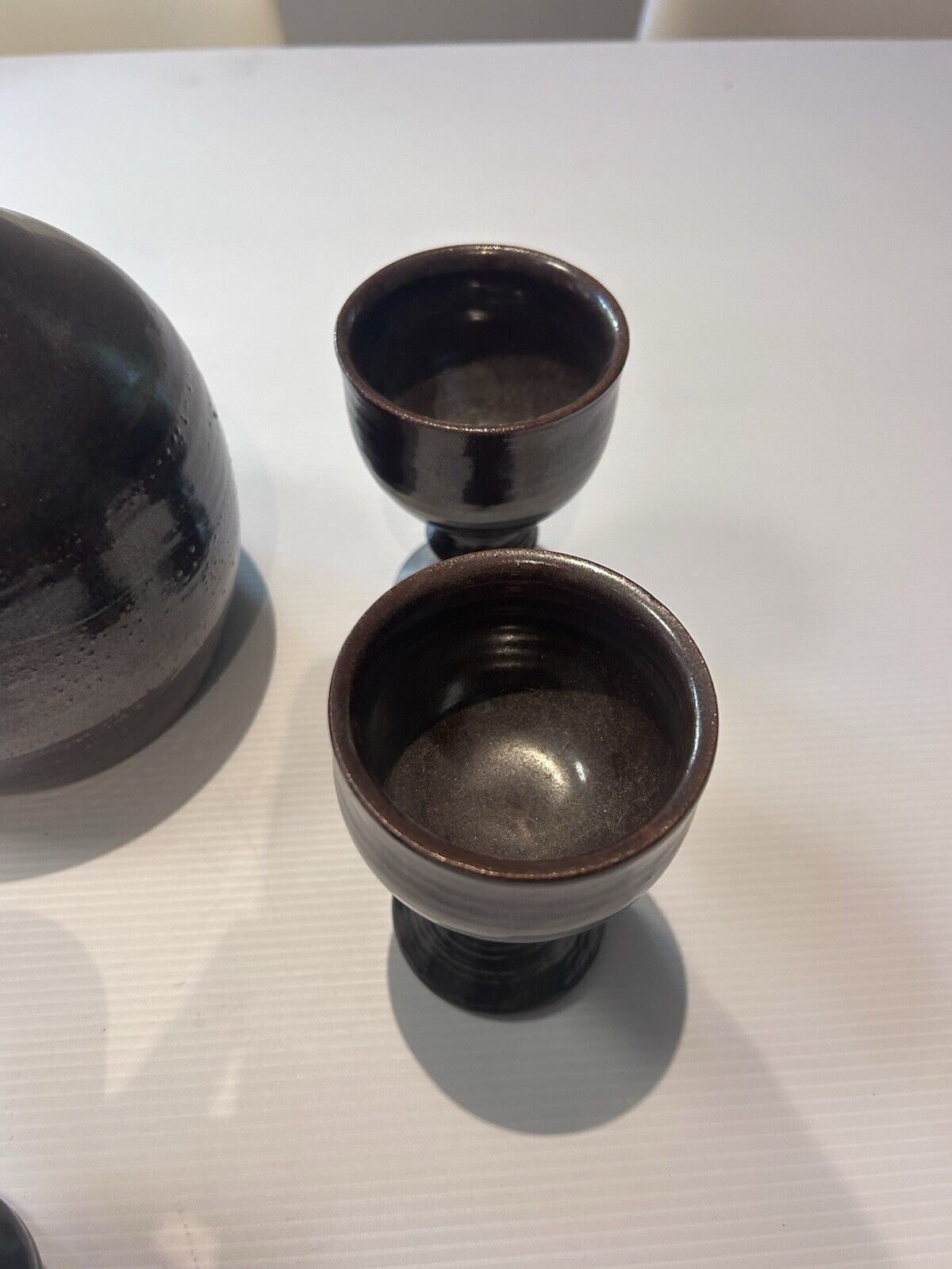 CHARLES WILTON SIGNED VINTAGE POTTERY DECANTER WITH STOPPER AND FIVE GOBLETS.