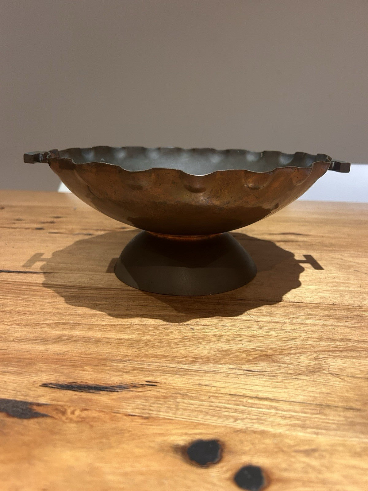Mid-Century Modern Hammered Copper Footed Bowl with T-Bar Handles – Vintage