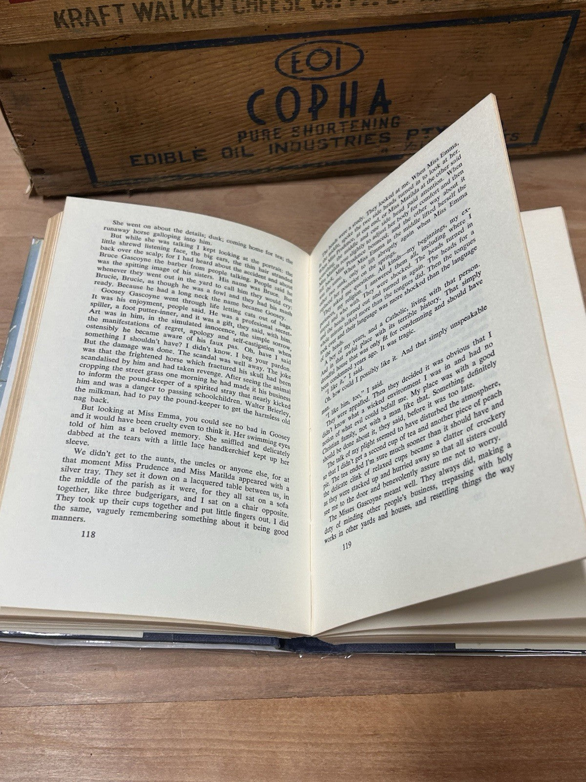 D’Arcy Niland Dead Men Running 1969 1st Ed HC DJ Hodder Australia Drysdale Art