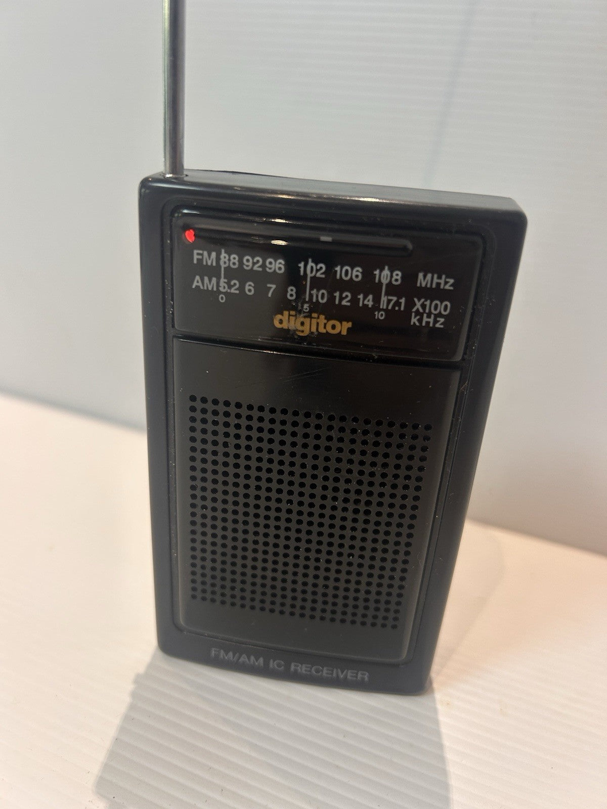 Vintage Digitor FM/AM Pocket Radio Portable Receiver Retro 1990s
