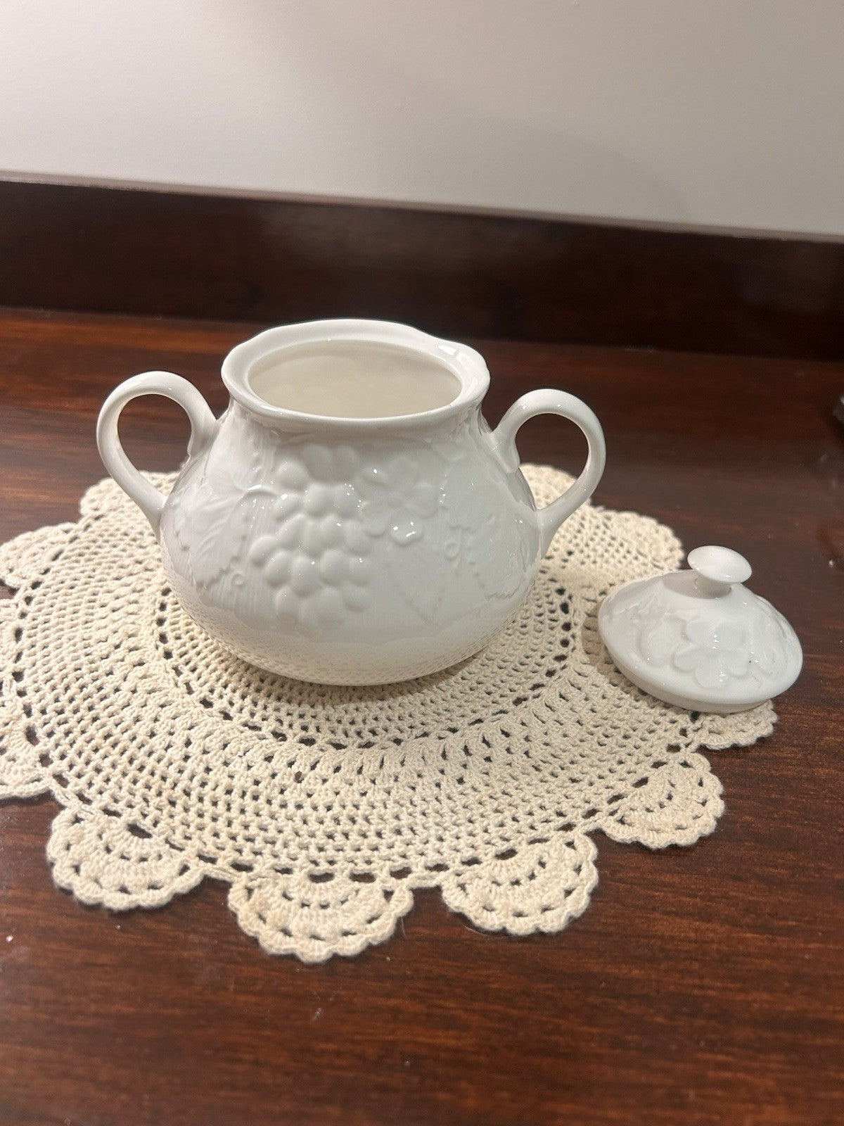 Wedgwood Strawberry & Vine Bone China Sugar Bowl with Lid England 1988