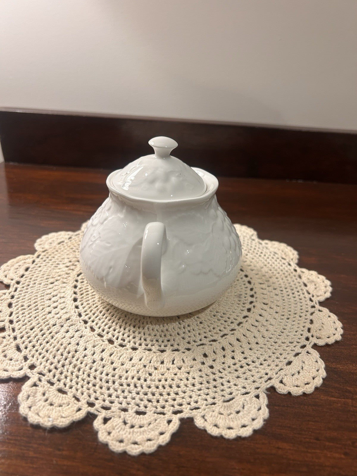 Wedgwood Strawberry & Vine Bone China Sugar Bowl with Lid England 1988