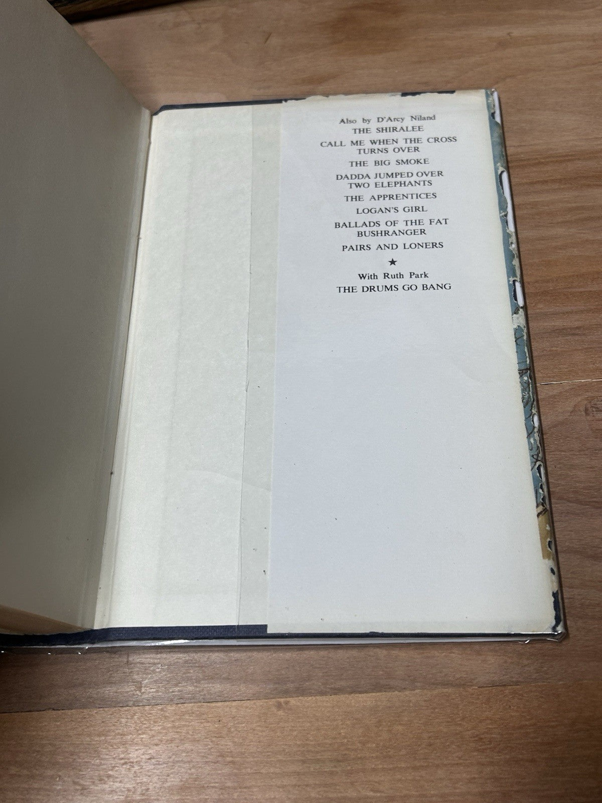 D’Arcy Niland Dead Men Running 1969 1st Ed HC DJ Hodder Australia Drysdale Art