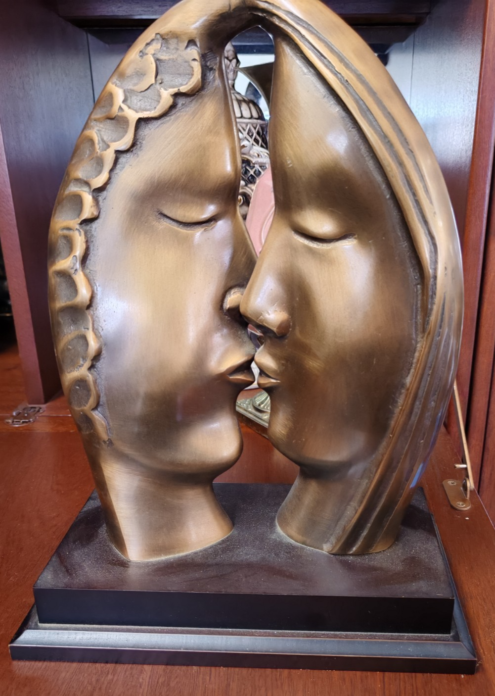 Vintage Modernist Bronze-Tone Sculpture – Two Faces / Lovers Embrace