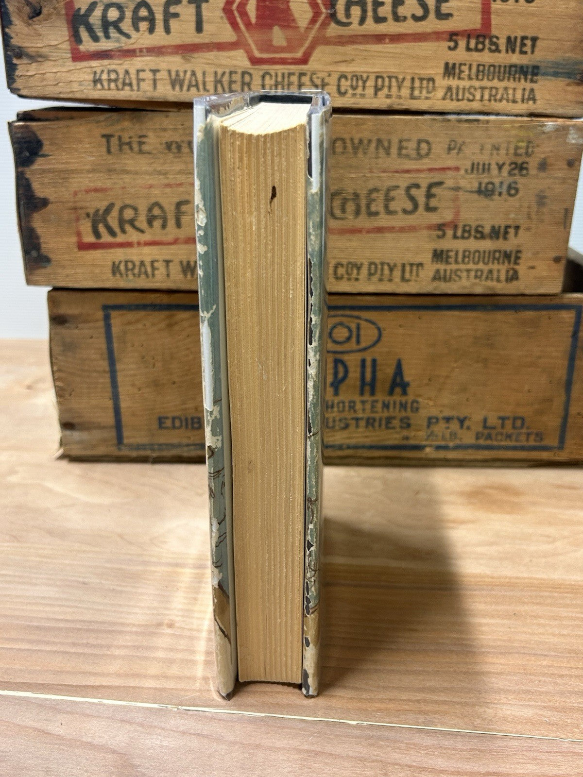 D’Arcy Niland Dead Men Running 1969 1st Ed HC DJ Hodder Australia Drysdale Art