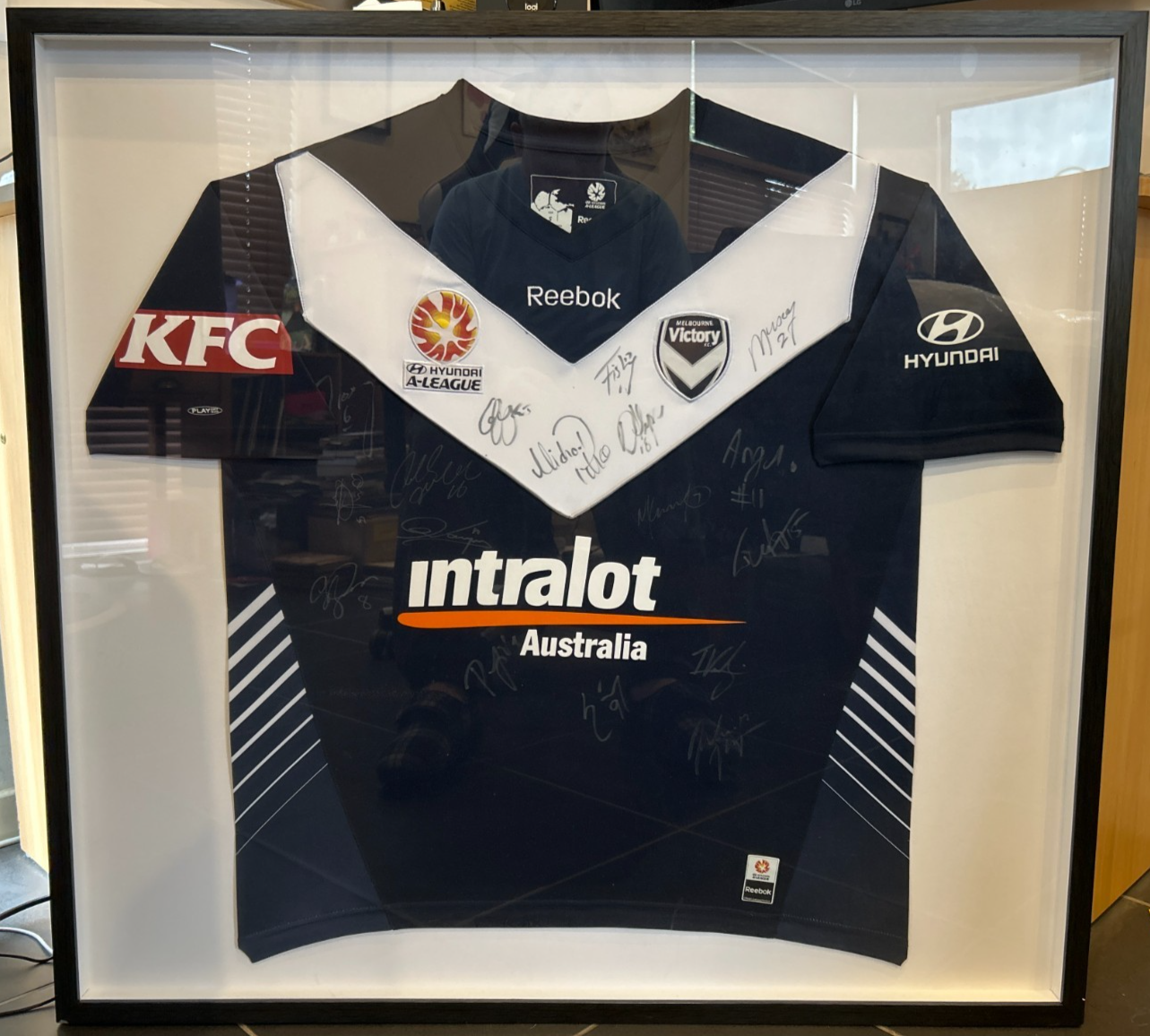 Melbourne Victory Signed Reebok Jersey Framed A-League 2009-11 Intralot