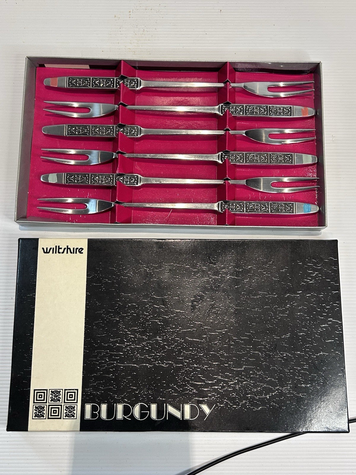 Vintage Wiltshire Burgundy BU17 Fondue Forks Set of 6 – Boxed Retro Style
