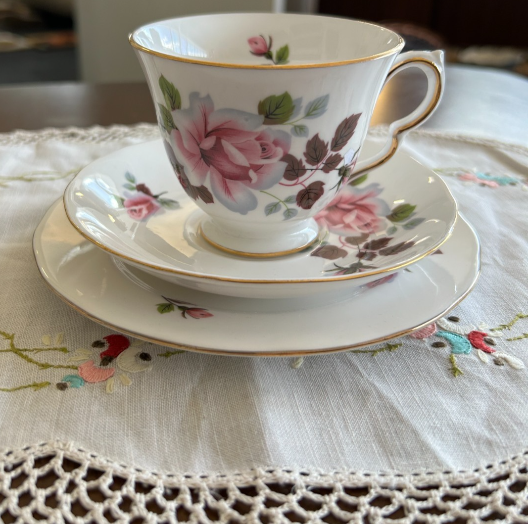 Queen Anne | Pink Rose | Trio Bone China | England Ridgway 8228 | Teacup Trio