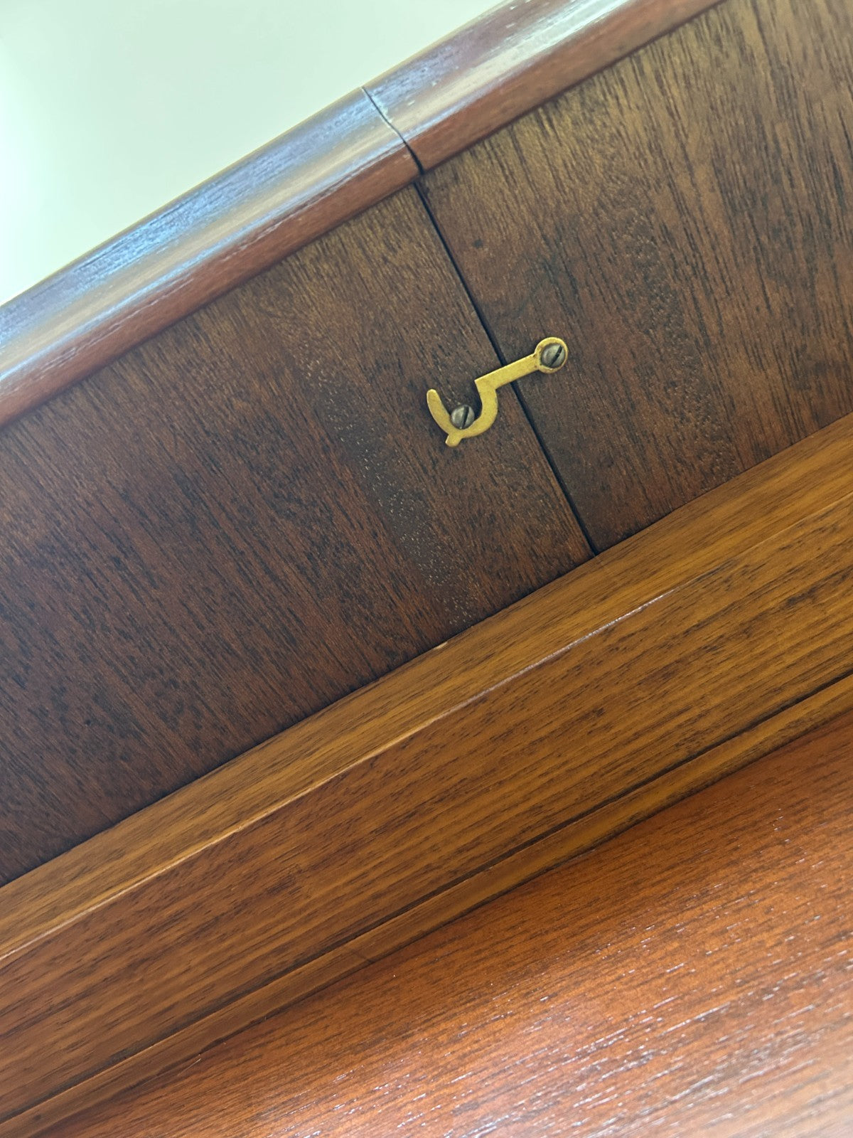 Noblett SA Mahogony Oval Extendable Dining Table  and 6 Chairs