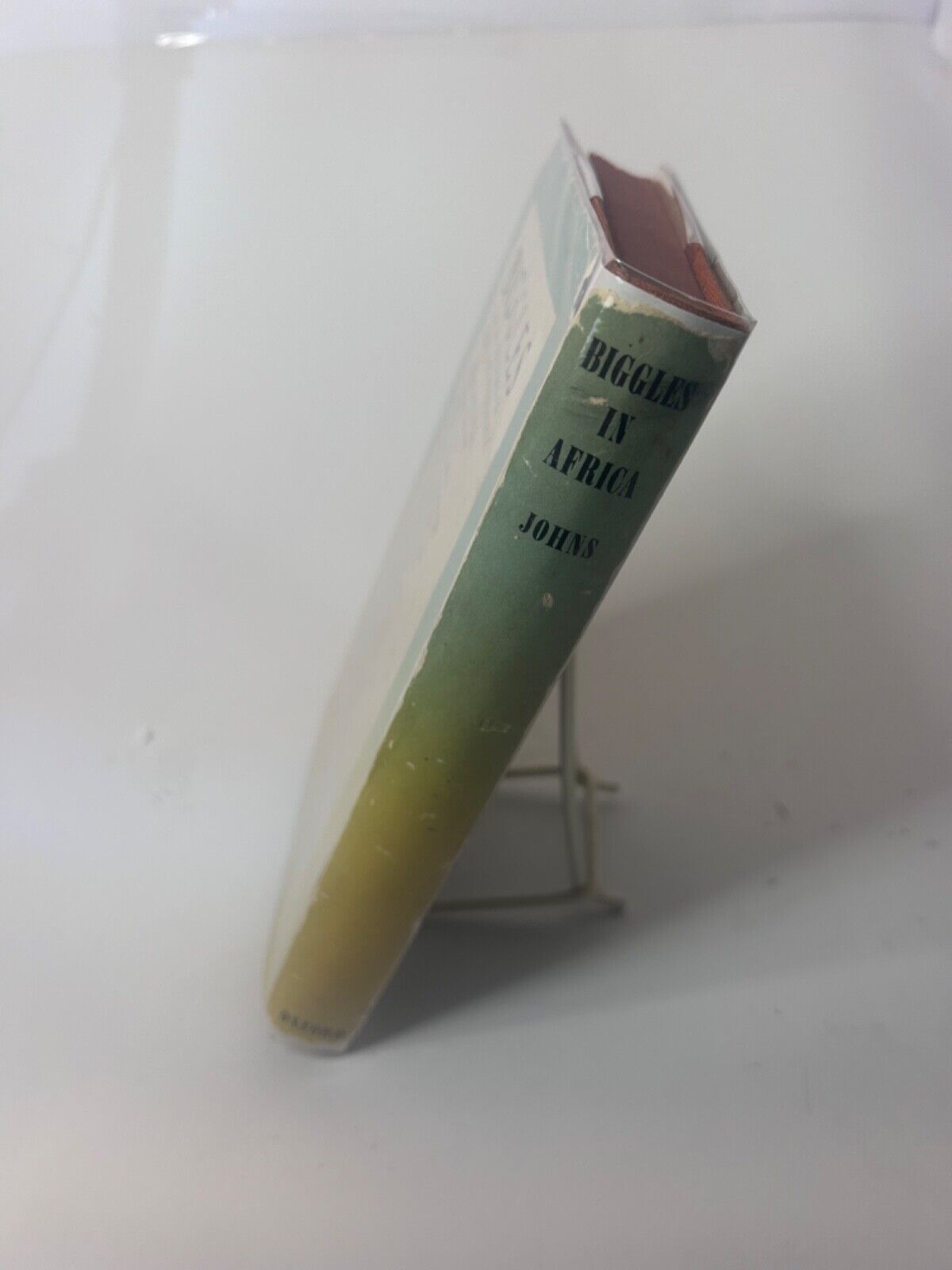 BIGGLES IN AFRICA BY CAPTAIN W.E.JOHNS. 1946 HARDBACK DUST JACKET COLLECTABLE
