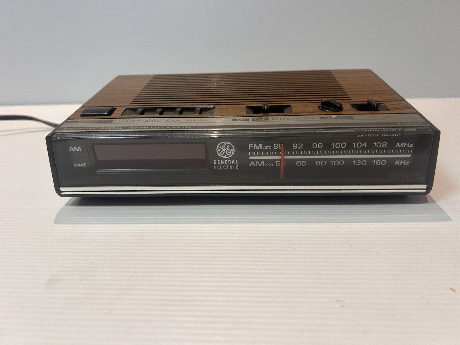 Vintage GE General Electric AM/FM Digital Clock Radio 7-4624B Clean Working