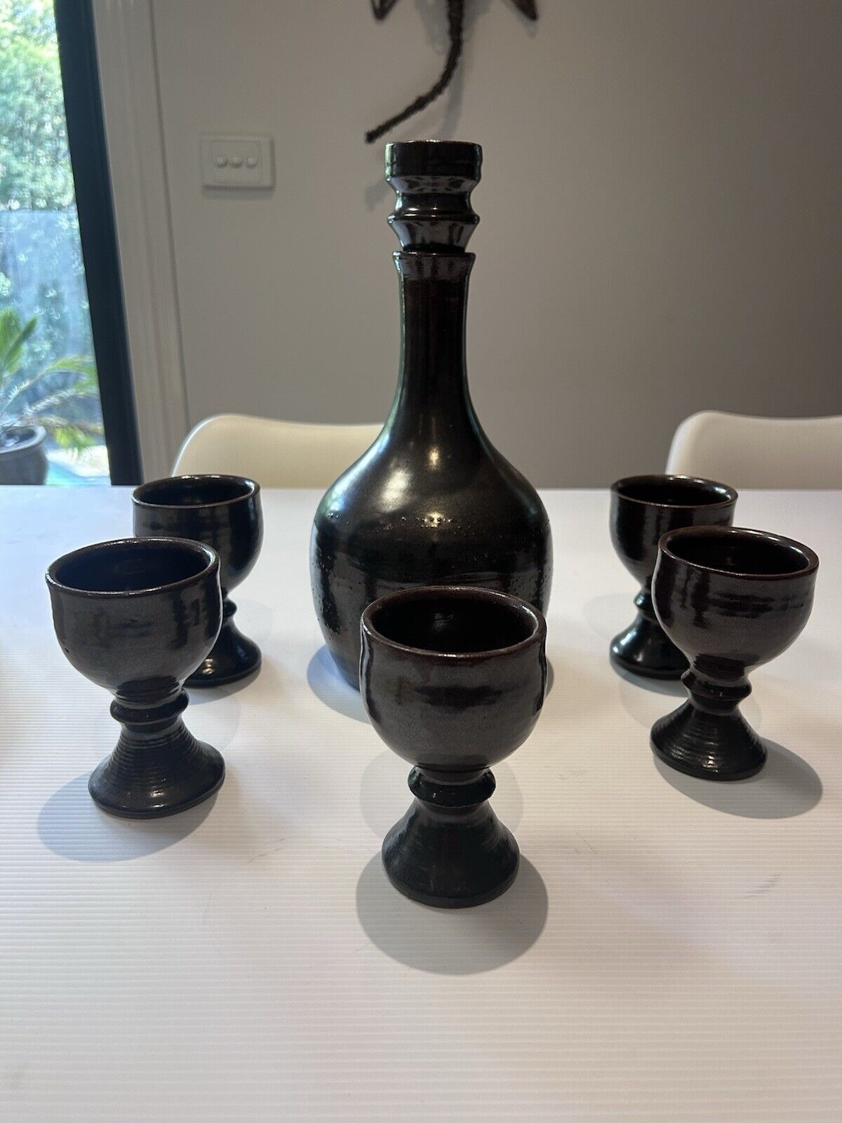 CHARLES WILTON SIGNED VINTAGE POTTERY DECANTER WITH STOPPER AND FIVE GOBLETS.