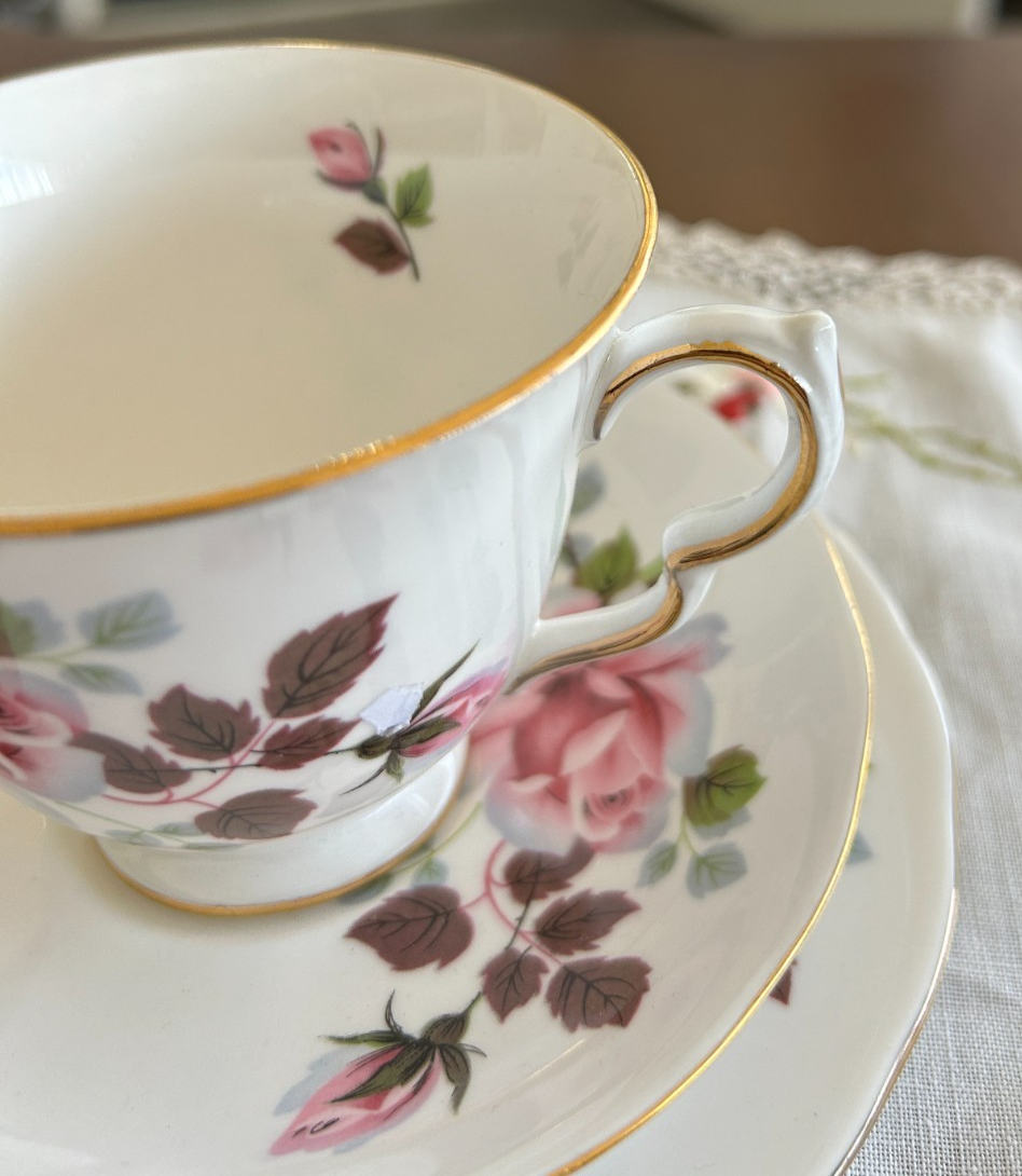Queen Anne | Pink Rose | Trio Bone China | England Ridgway 8228 | Teacup Trio