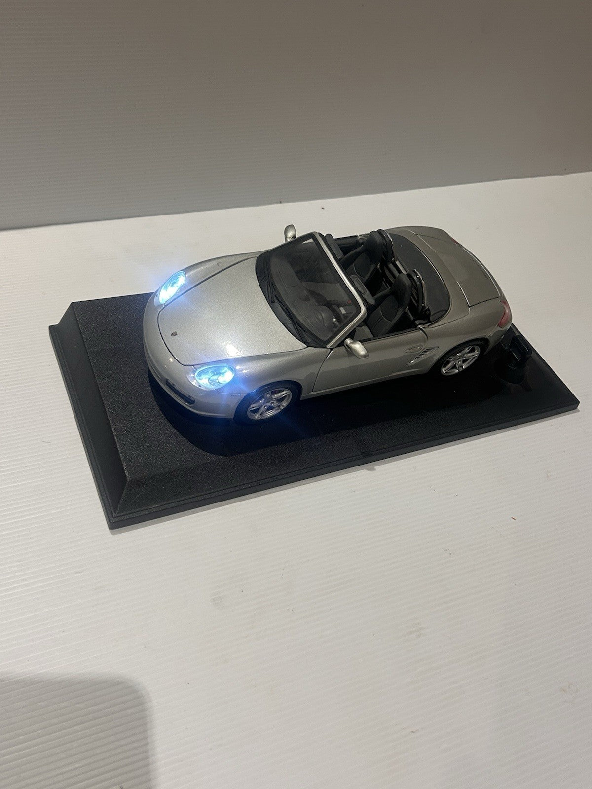 Maisto Porsche Boxster Convertible 1:18 Diecast Model Car w/ Lights Silver