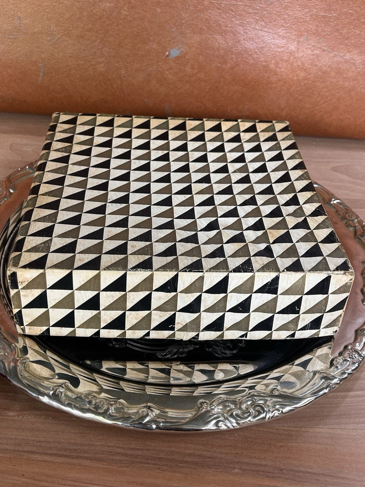 Anchor Hocking Milk Glass Grape Bowl 20cm Gold Rim Boxed Vintage USA