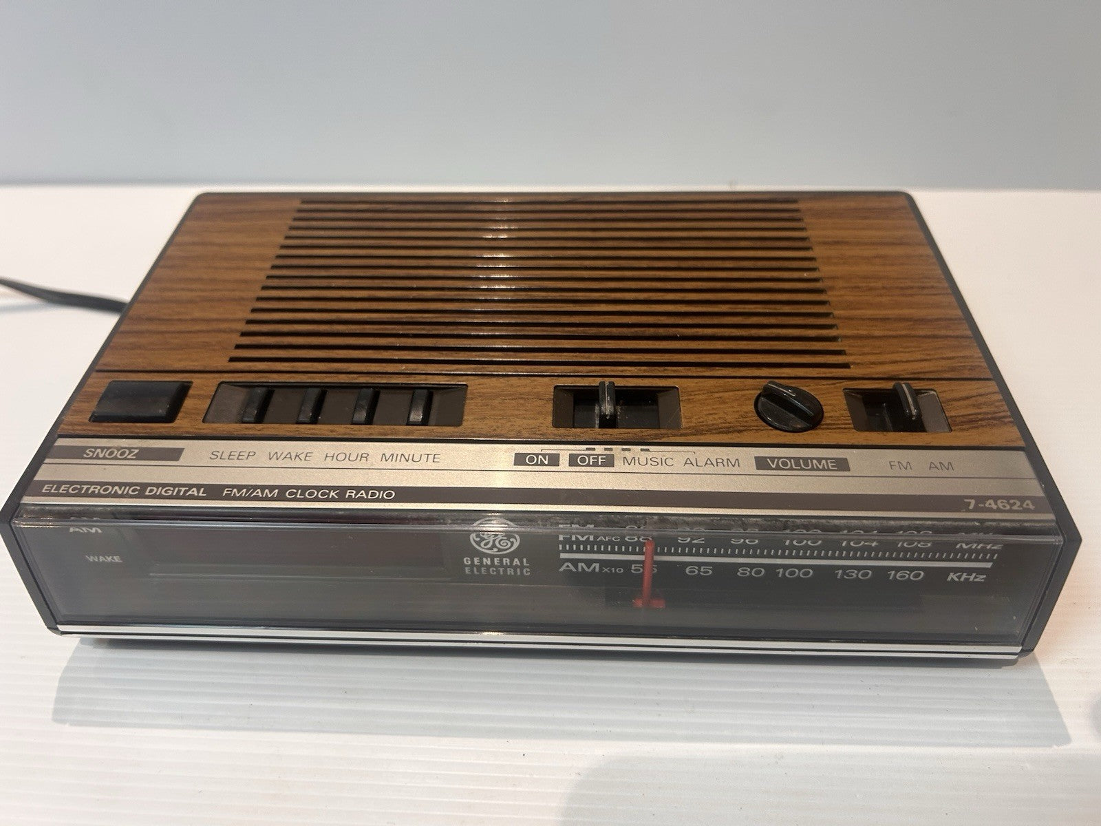 Vintage GE General Electric AM/FM Digital Clock Radio 7-4624B Clean Working