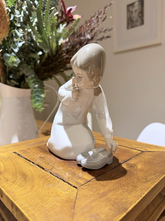 Lladro Girl Putting On Shoes Figurine Juan Huerta Spain Porcelain 5455