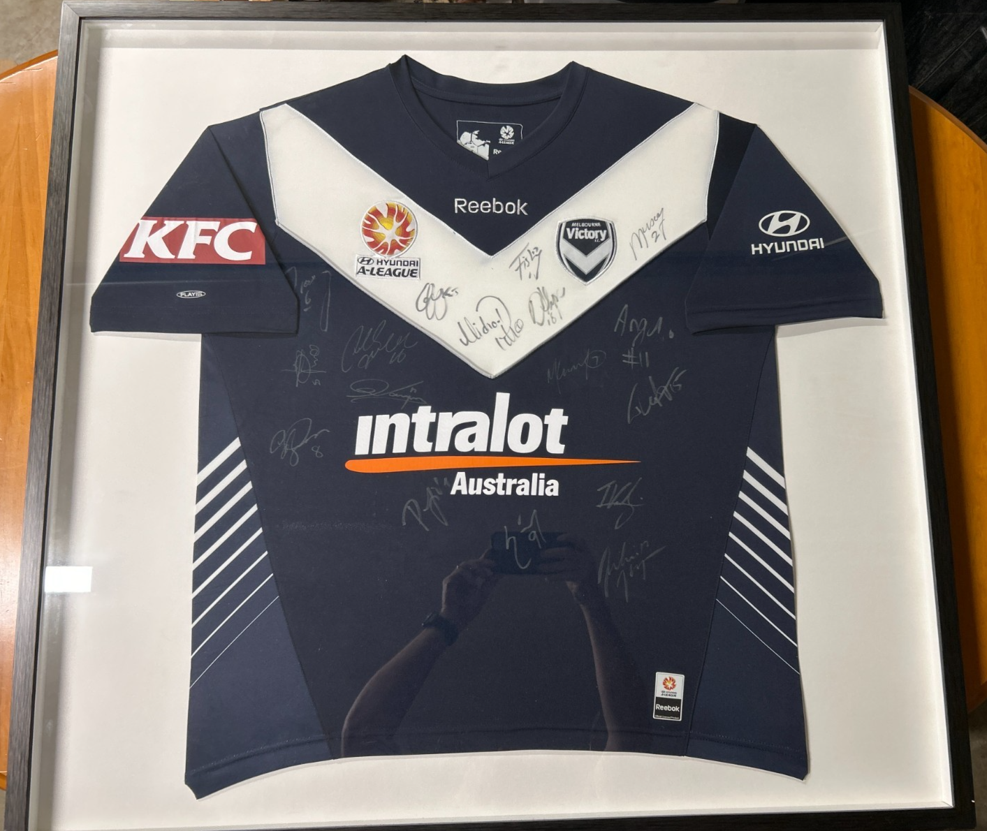 Melbourne Victory Signed Reebok Jersey Framed A-League 2009-11 Intralot