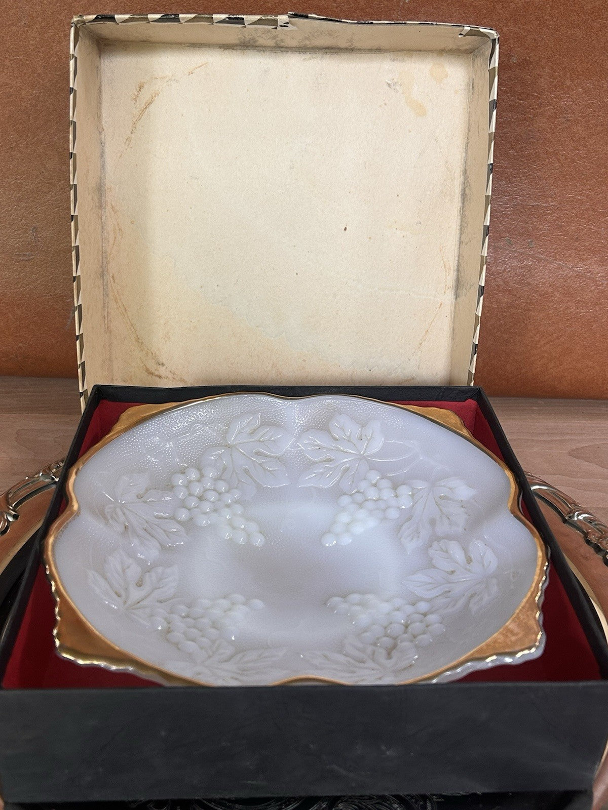 Anchor Hocking Milk Glass Grape Bowl 20cm Gold Rim Boxed Vintage USA
