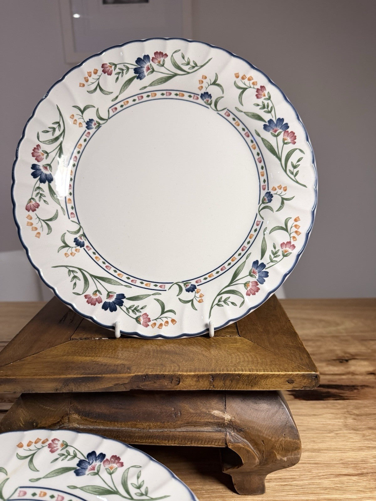 Staffordshire Hampton Court Dinner Plate Floral England Scalloped 26cm 10 avail