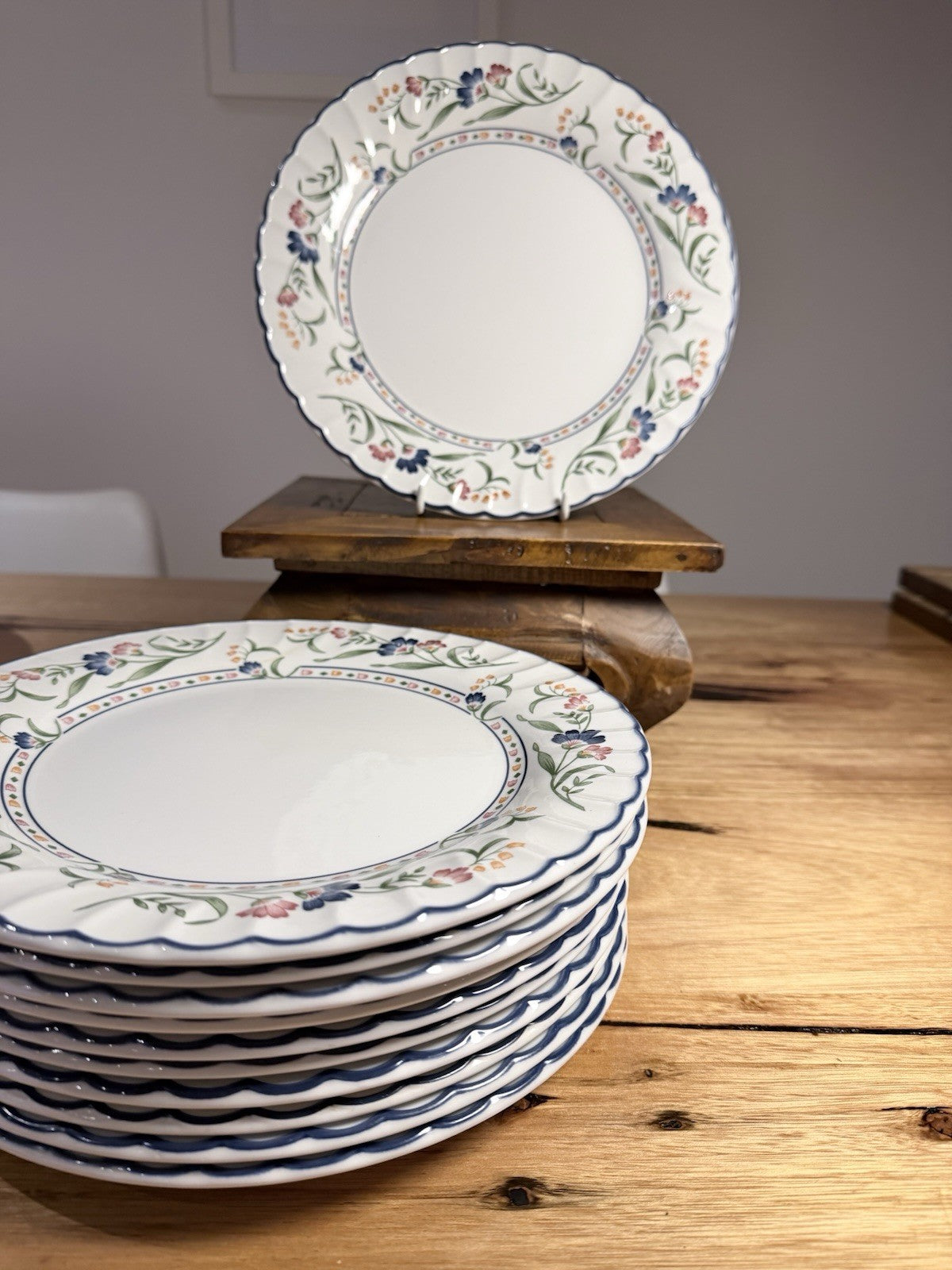 Staffordshire Hampton Court Dinner Plate Floral England Scalloped 26cm 10 avail