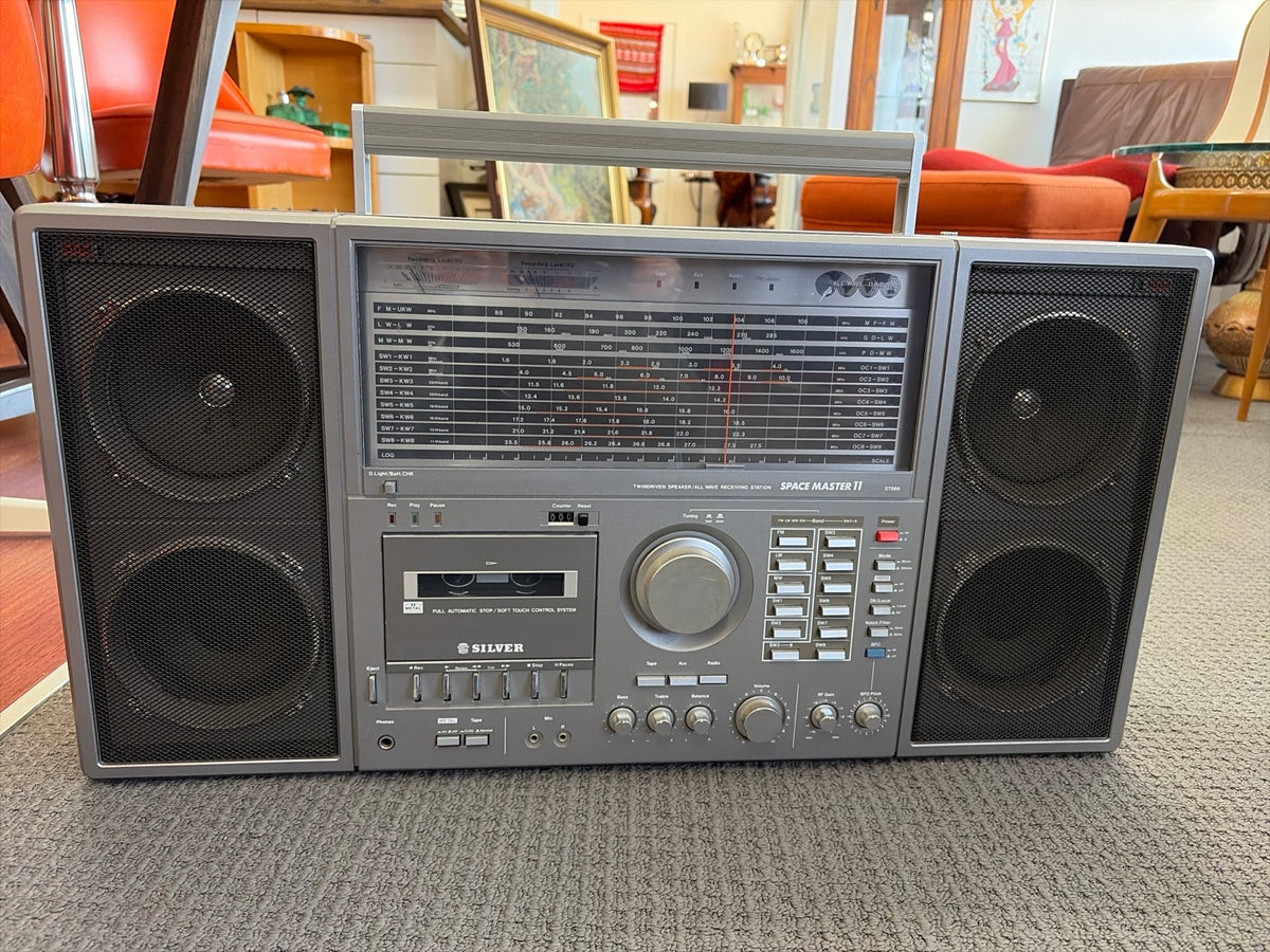 Vintage Silver ST888 Space Master II 11-Band World Receiver & Cassette Boombox – Made in Japan