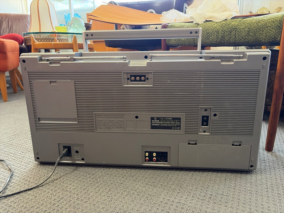 Vintage Silver ST888 Space Master II 11-Band World Receiver & Cassette Boombox – Made in Japan