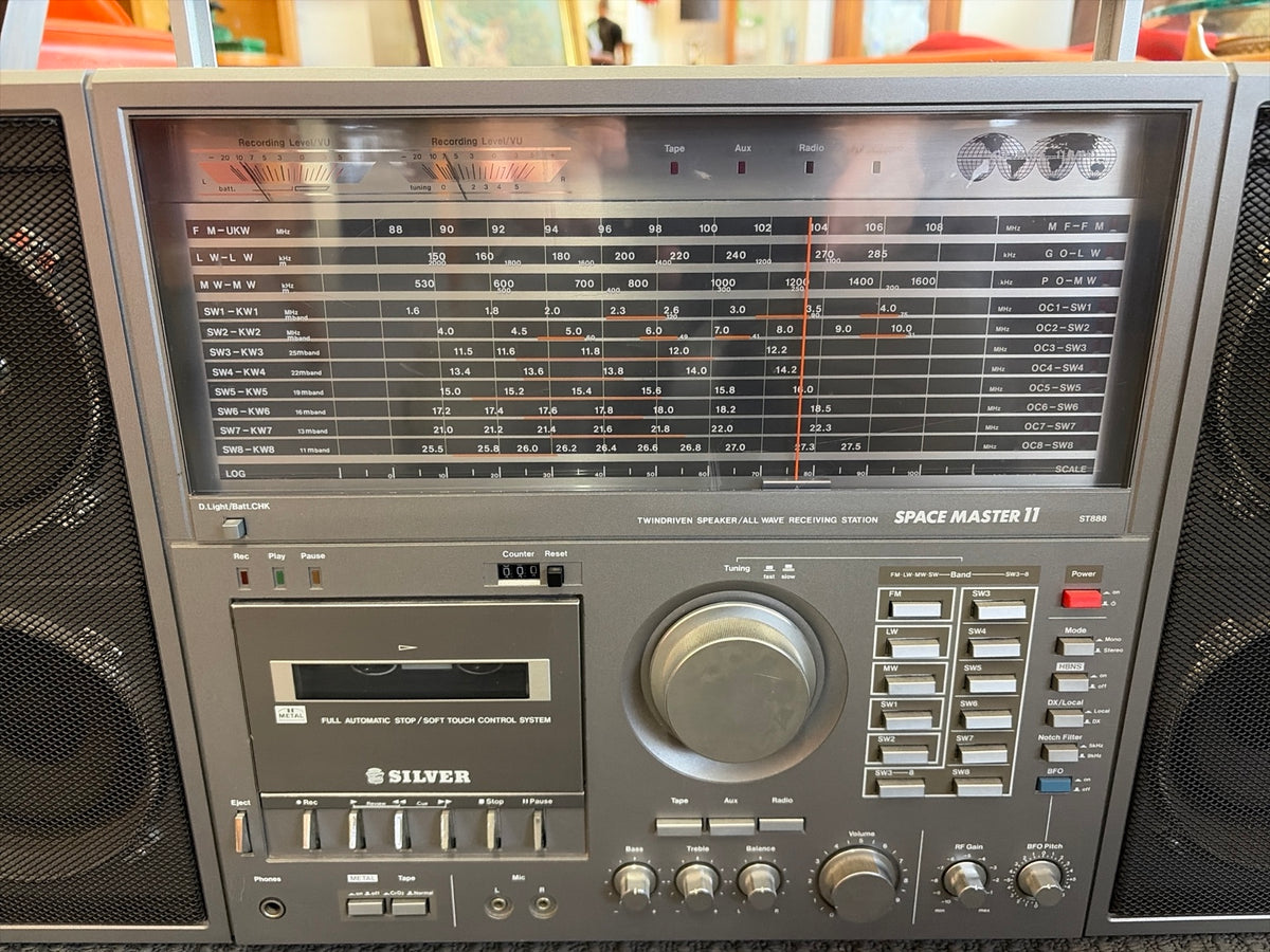 Vintage Silver ST888 Space Master II 11-Band World Receiver & Cassette Boombox – Made in Japan